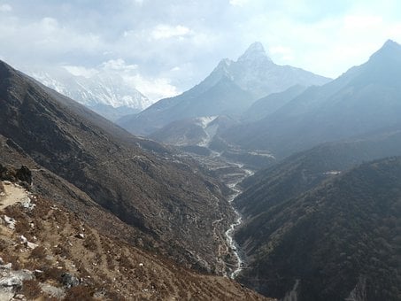 Everest rising season. Mount trips