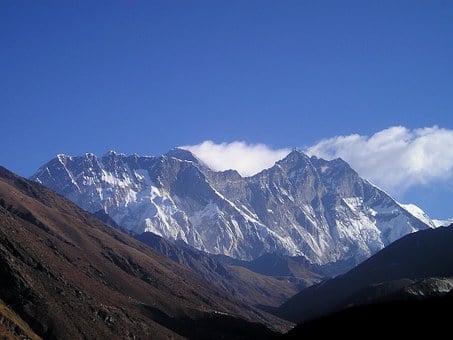 Everest ascending season. Bracket expeditions